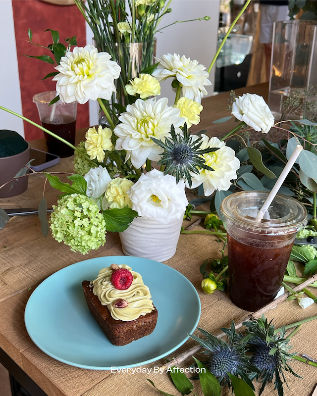 flower with cake and coffee, florist courses, floral arrangement lessons